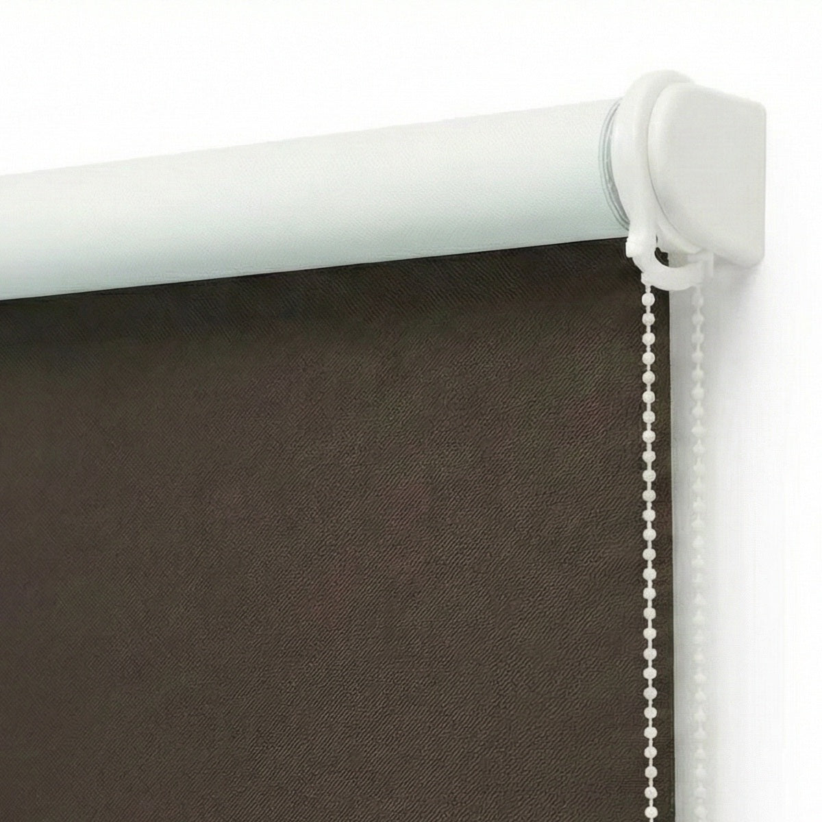 Persiana enrollable Blackout Chocolate instalación a pared